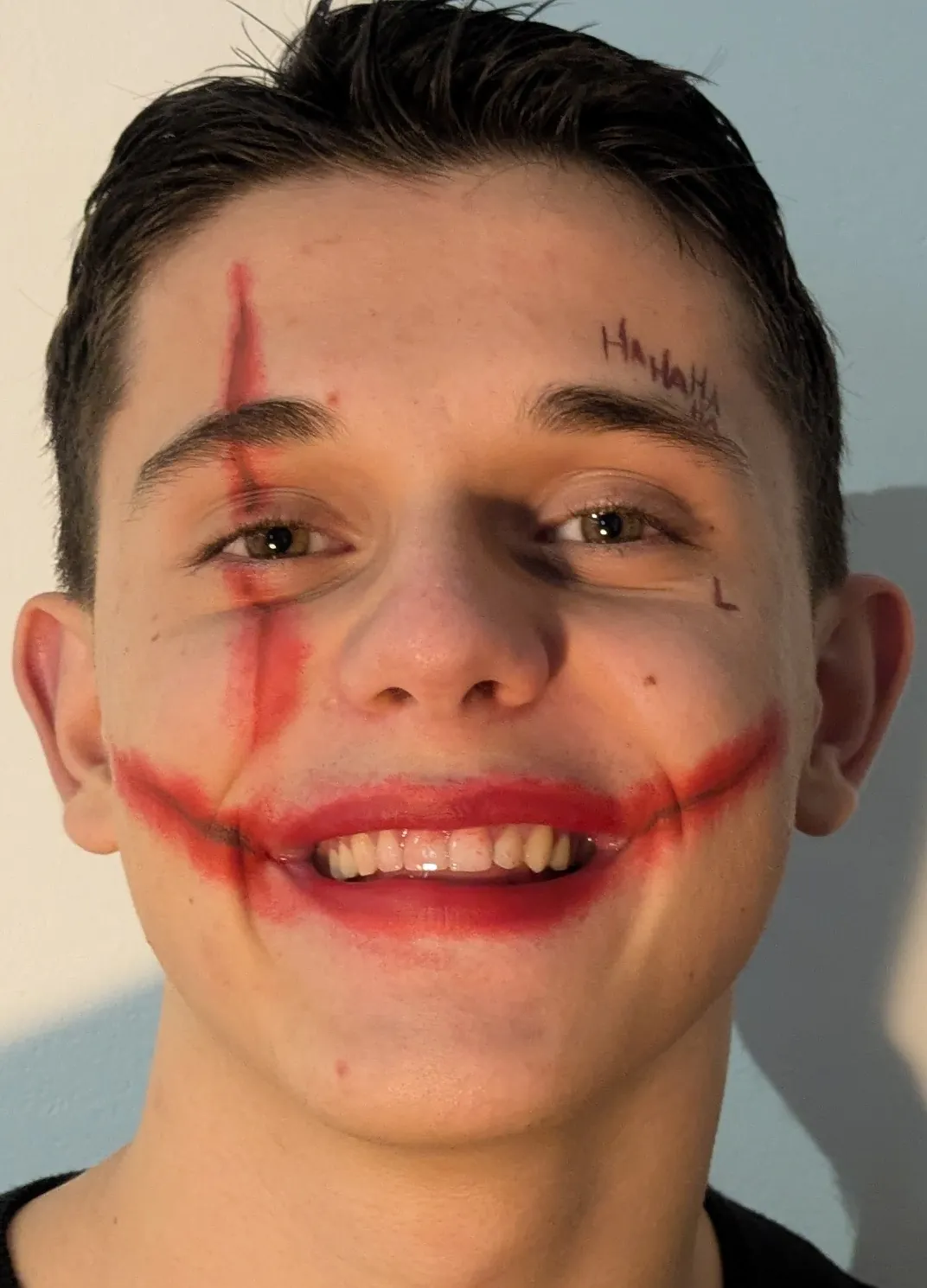 Maquillage artistique pour homme inspiré du Joker